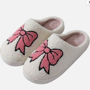Women's Fuzzy White Pink Black Bow Slippers Memory Foam Plush Fluffy 7.5-8 NEW